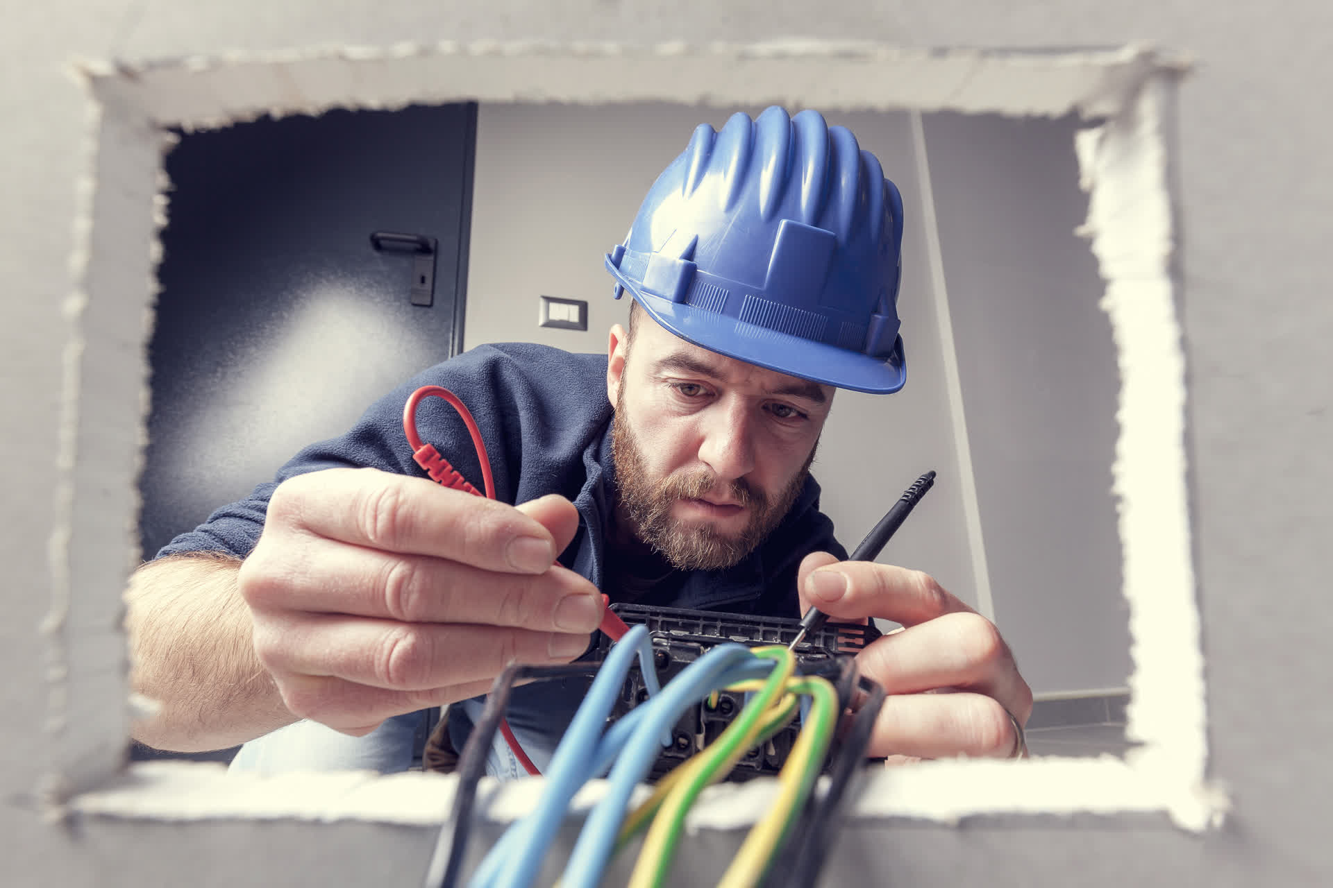Electrician_At_Work_high_resolution_733154