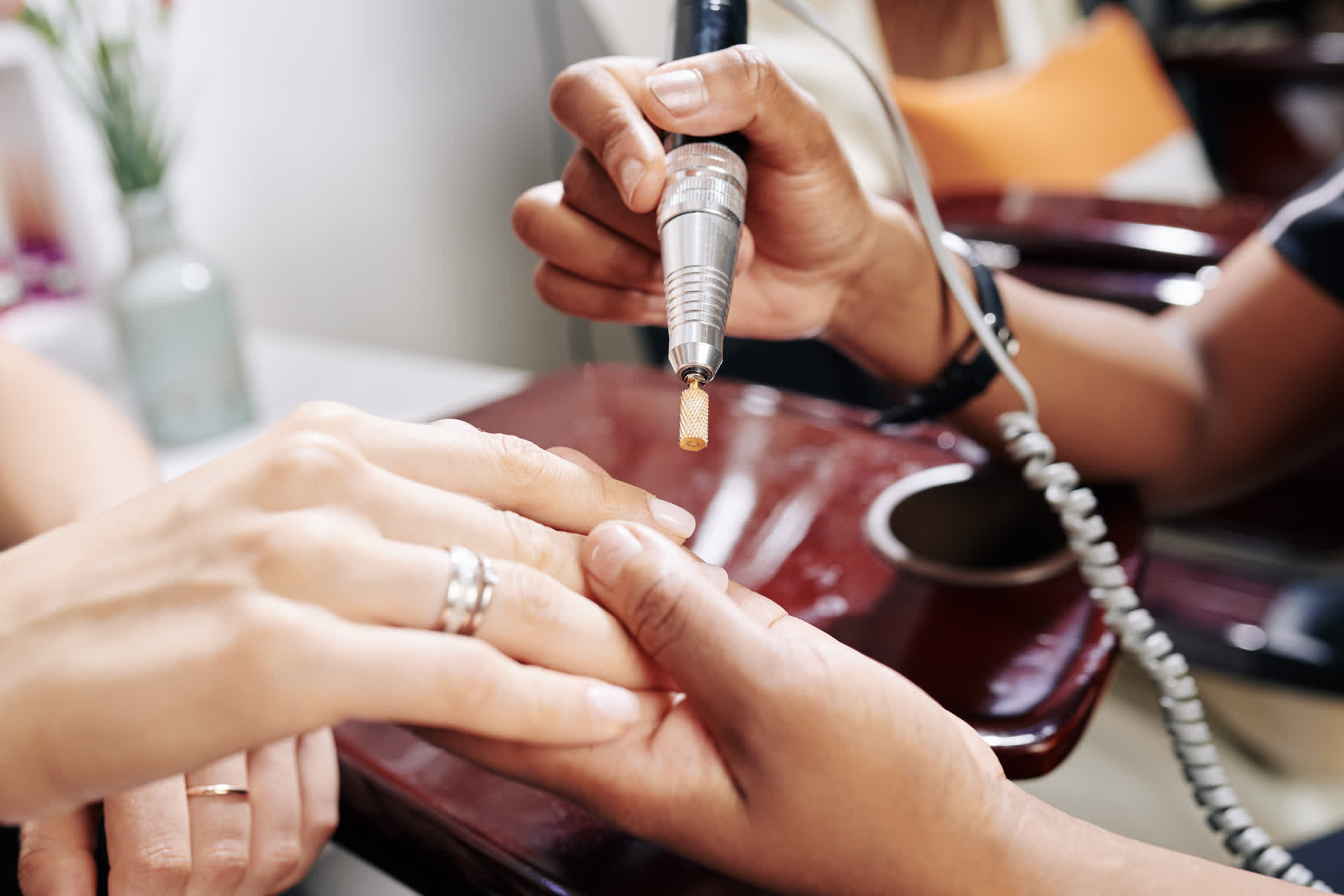 Manicurist_Using_Electric_Nail_Drill_high_resolution_459676